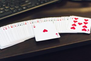 Blackjack Blackjack är ett av de mest populära casinospelen som du kan hitta i ett casino idag. Faktum är att det är svårt att hitta ett casino som inte erbjuder blackjack i någon form. Oavsett om du spelar online eller i ett landbaserat casino så är det garanterat att du kommer att hitta åtminstone ett blackjackspel hos casinot ifråga. Spelar du dessutom på nätcasino så är chanserna stora att du kommer att hitta ett stort utbud av olika blackjack varianter att välja bland. Målet med blackjack Det finns egentligen två huvudsakliga mål med blackjack för dig som spelare. Det ena är att komma så nära 21 som möjligt utan att gå över det. Det andra är att ha en bättre hand och slå dealern. Till skillnad från andra kortspel som du kan hitta i casinon så spelar du i blackjack direkt mot dealern och inte mot någon av de andra spelarna. Med andra ord så påverkar de andra spelarnas spel inte dig på något vis, även om vissa spelare kan påstå det. Hur spelar man blackjack? Det finns som sagt flera olika varianter av spelet tillgängligt hos de flesta online casinon och dessa kan skilja sig åt ganska rejält. Med det sagt så är grundreglerna för blackjack ofta desamma oavsett vilken variant du väljer att spela. Alla kort mellan 2 och 10 behåller det värde som står på kortet, medan alla klädda kort (knekt, dam och kung) är värda 10. Ess har ett värde av antingen 1 eller 11, beroende på de andra korten som du har i din hand. Spelet börjar med att samtliga spelare lägger en satsning och sedan tilldelas samtliga två uppåtvända kort vardera. Dealern tilldelas också två kort, men ett av dessa kommer att ligga nervänt. Har du tur så har du nu blivit tilldelat ett ess och ett kort värt 10, med andra ord; en blackjack. I det fallet har du vunnit automatiskt. Är detta inte fallet så är ditt mål nu att försöka få en så bra hand som möjligt. Du kan välja att antingen dra ett nytt kort eller att stanna med de kort du har. Du kan fortsätta att dra ett nytt kort så många gånger du vill, förutsatt att du inte går över 21. Om du går över 21 så har du förlorat. Om du väljer att stanna så behåller du de korten du har och du kan inte dra några nya kort. Om du har blivit tilldelad två kort av lika värde så kan du också välja att dela dem och spela två olika händer med dem. I sådana fall behöver du lägga en ytterligare satsning av samma värde som din ursprungliga satsning. Efter att du är nöjd med din hand så är det slutligen dealerns tur och denna har samma alternativ som dig, bortsett från att dealern inte kan dela sin hand. Har du en bättre hand än dealern så har du vunnit, detsamma gäller om dealern har gått över 21. Spela blackjack i live casino Tidigare var det vanligt att du fick spela mot en dator om du spelade blackjack online. Men den goda nyheten är att live casinon där du spelar mot en riktig dealer har blivit allt vanligare. Tack vare tjänster så som BankID så kan du idag också snabbt komma igång och spela både enkelt och säkert inom så lite som bara ett par minuter.